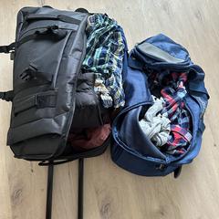 Zwarte reiskoffer/tas en blauwe Kappa sportstas, ha sido reportado a iLost