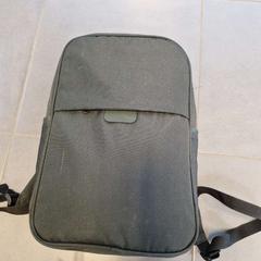 Hátizsák grijs/kaki, amint azt Regio Oost-Vlaanderen az iLost segítségével jelentette.