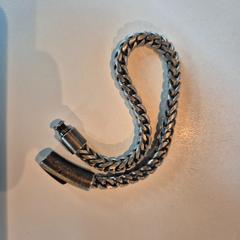 Armband, rapporterat av Room Mate Bruno med iLost