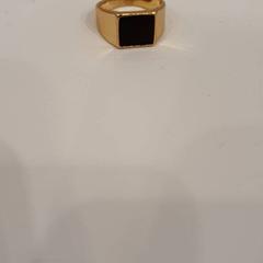 Anell Goud met zwarte steen, segons ha informat HvA Amstelcampus mitjançant iLost