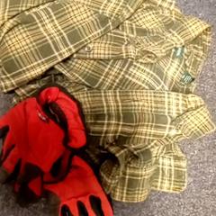 Work gloves & Shirt Red.    Green, as reported by Mövenpick Hotel Amsterdam City Centre using iLost