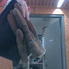 Gloves brown and black, as reported by MEININGER Hotel Innsbruck Zentrum using iLost