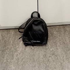 Ryggsekk zwart, Al Darwich, som rapportert av Qbuzz GD Groningen HS ved bruk av iLost