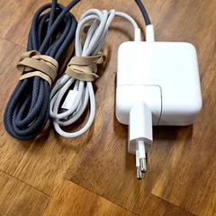 الشاحن Witte oplader met 2 kabels، كما تم الإبلاغ عنه بواسطة Universiteitsbibliotheek Universiteitskwartier عبر iLost