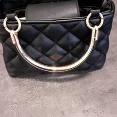 バッグ がiLostで Qbuzz servicepunt  Emmen によって報告されました