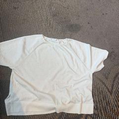 T shirt wit met glitter/ grijze korte broek, como reportado por Haven Hotel Rotterdam utilizando o iLost