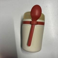 Récipient en plastique with spoon, a été signalé par TU/e - Receptie Matrix utilisant iLost