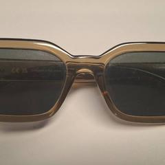 Des lunettes de soleil doorzichtig bruin plastic, a été signalé par TheaterHangaar utilisant iLost