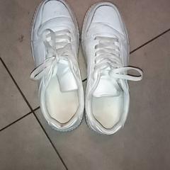Zapatillas deportivas, segundo informou Leonardo Royal Hotel Amsterdam usando iLost