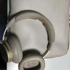Auriculares Merk B&O kunstof, segundo informou HvA Corry Tendeloohuis usando iLost