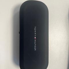 Occhiali da sole Doos van Tommy Hilfiger met bril in, come riportato da Regio West-Vlaanderen utilizzando iLost