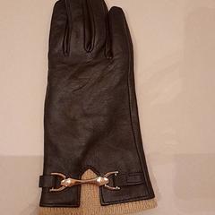 Kesztyű handschoenen, amint azt Van der Valk Hotel Schiphol az iLost segítségével jelentette.