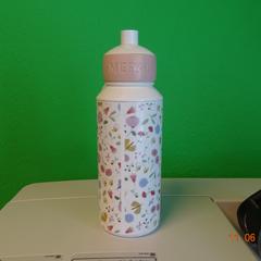 Waterfles Wit met bloemetjes, como reportado por Gemeente Leopoldsburg utilizando o iLost