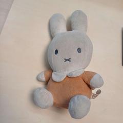 Doudou  lapin lapin - orange - grelot, segons ha informat IKEA Liège mitjançant iLost