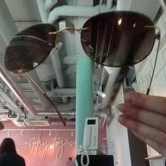 색안경, iLost를 사용하여 The Tire Station Hotel에 보고됨