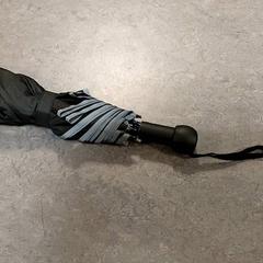 مظلة zwart/zilver، كما تم الإبلاغ عنه بواسطة Centraal magazijn عبر iLost