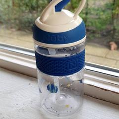 Garrafa para beber Met planeten en blauwe accenten, como reportado por DierenPark Amersfoort utilizando o iLost