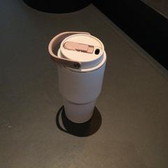 飲用ボトル White/ beige with pink details がiLostで Van der Valk Hotel Amsterdam Zuidas によって報告されました