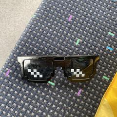 Zwarte zonnebril, jak zgłoszono do iLost