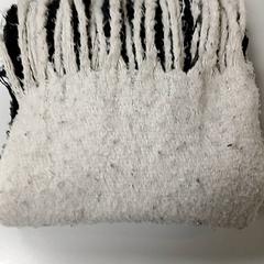 Zwart/grijze sjaal zwart/wit/grijze, ha sido reportado por Heidelberglaan 15 con iLost