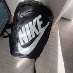 Zwarte Nike rugzak, segundo informou a iLost