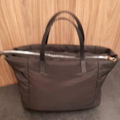 Bolsa, ha sido reportado por Rotterdam The Hague Airport con iLost