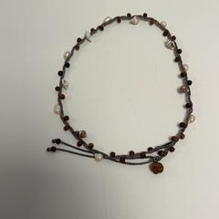 Halskjede Brown with pearls and Shells, som rapportert av ibis Styles Rotterdam Ahoy ved bruk av iLost