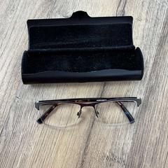 Glasögonfodral med glasögon, rapporterat av Wilmering Brinkum med iLost