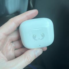 Fresh 'n Rebel witte draadloze oordopjes, ako bolo nahlásené iLost