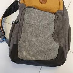 Mochila Grijs/Bruin, ha sido reportado por Regio West-Vlaanderen con iLost