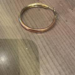 Örhänge, rapporterat av Pathé Arnhem med iLost