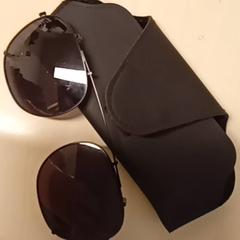 Des lunettes de soleil, a été signalé par Mövenpick Hotel Amsterdam City Centre utilisant iLost