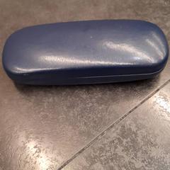 Estuche para gafas con gafas, ha sido reportado por Rotterdam The Hague Airport con iLost