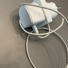 Adapter White phone charger, amint azt MEININGER Hotel Amsterdam Amstel az iLost segítségével jelentette.