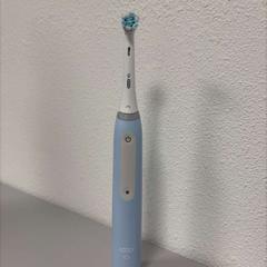 Brosse à dents blauw wit, a été signalé par Haven Hotel Rotterdam utilisant iLost