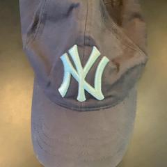 キャップ Black がiLostで MEININGER Hotel Berlin Central Station によって報告されました