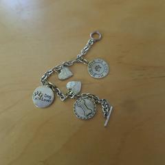 ketting 'Dog Lover' 'me love my dog love', amint azt az iLostnak jelentették.