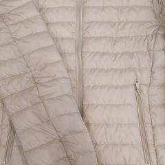 Gewatteerd jack, segons ha informat Rotterdam The Hague Airport mitjançant iLost