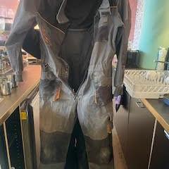 Roba Work clothes, segons ha informat The Tire Station Hotel mitjançant iLost