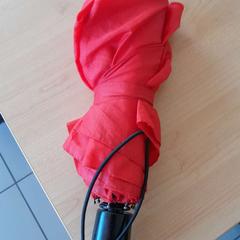 Parapluie pliant rouge, a été signalé par TCL utilisant iLost