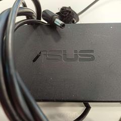Adattatore zwarte ASUS, come riportato da HU Amersfoort utilizzando iLost