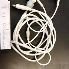 Fülhallgató - wit - akg, amint azt Universiteit Gent - Faculteitsbibliotheek LW az iLost segítségével jelentette.