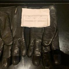 Handskar Black, rapporterat av The Dominican med iLost