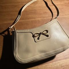 Handtas, segundo informou a iLost