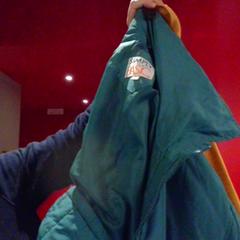 Pulóver & Dzseki blue jacket + yellow pullover, amint azt MEININGER Hotel Roma Termini az iLost segítségével jelentette.