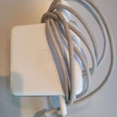 Caricabatterie per macbook, come riportato da Padualaan 101 utilizzando iLost