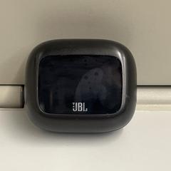 Zwarte JBL airbud case, jak bylo nahlášeno na iLost