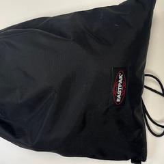 Zak zwart eastpak, iLost를 사용하여 Centraal magazijn에 보고됨
