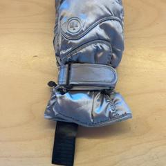 Ujjatlan kesztyű, amint azt Pathé Utrecht Leidsche Rijn az iLost segítségével jelentette.