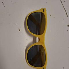 Sluneční brýle Geel, jak nahlášeno Avonturenpark Hellendoorn pomocí iLost